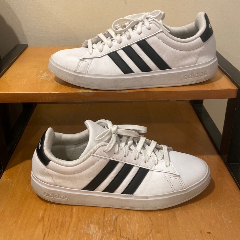 Men’s Adidas Grand Sports 2.0 shoe size 10.5 used.*No box and no insoles!!!*